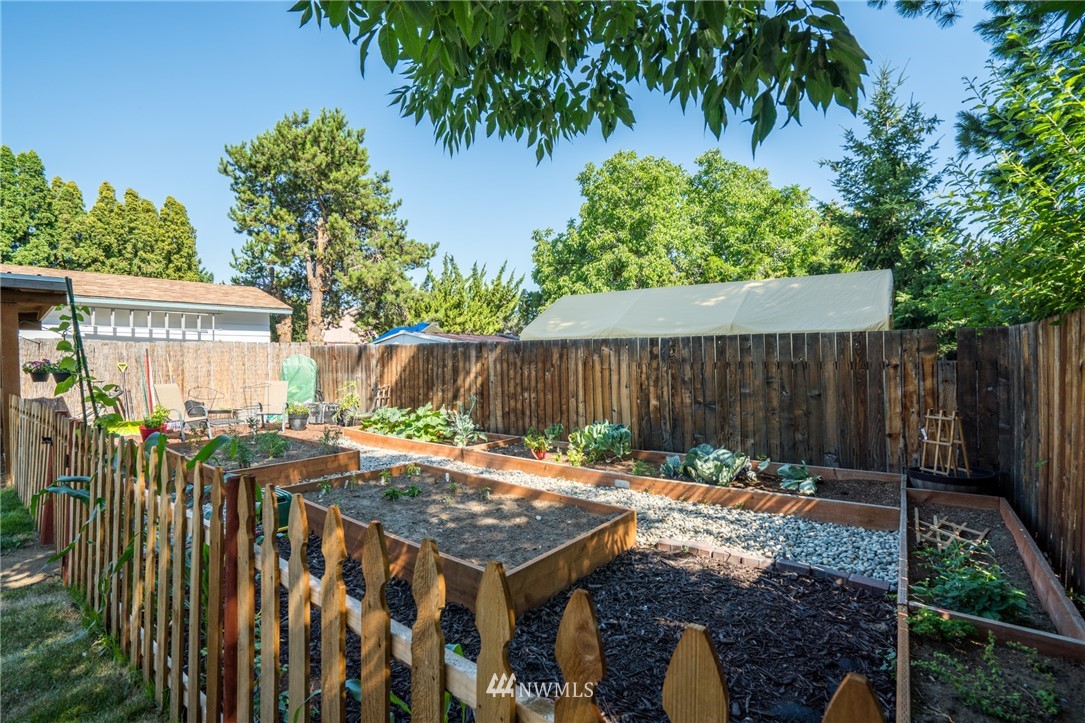 1036 Tyler Street Wenatchee, WA 98801 - Photo 9 of 29 a backyard of a house with table and chairs