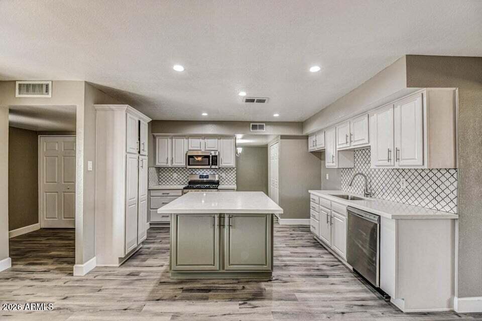 3640 West Banff Ln. Phoenix, AZ 85053 - Photo 5 of 26 Kitchen