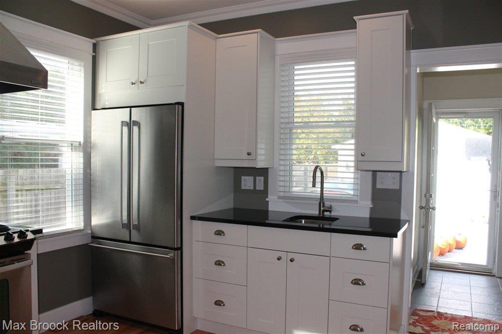 2254 Rosemont Road Berkley, MI 48072 - Photo 8 of 39 SS Appliances