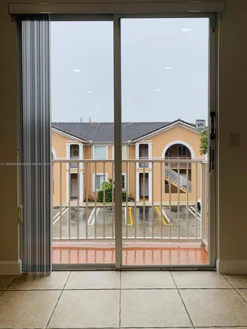 a view of entryway of the house