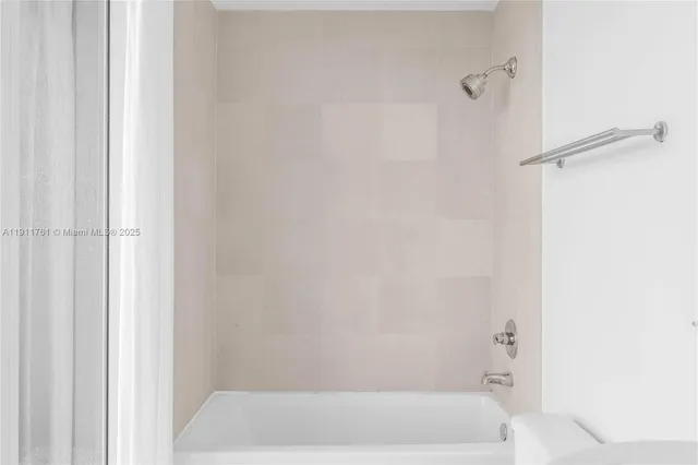 $2,450 | 60 Southwest 13th Street, Unit 2119, Miami, FL 33130