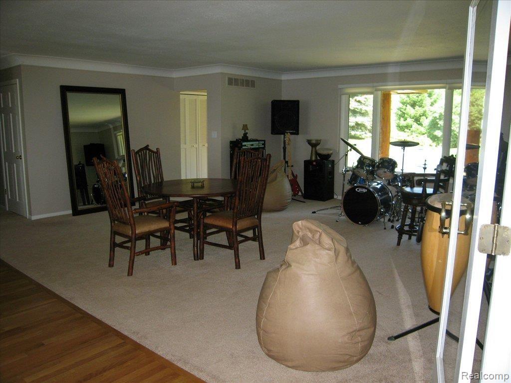 625 Army Road Leonard, MI 48367 - Photo 15 of 25 LIVING ROOM