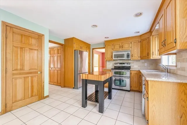 $895,000 | 2 Kayla Drive, Franklin, MA 02038