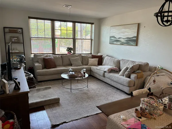 $4,400 | 425 New York Avenue, Huntington, NY 11743