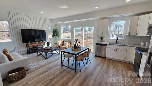 $299,000 | 2930 21st St Lane Northeast, Hickory, NC 28601