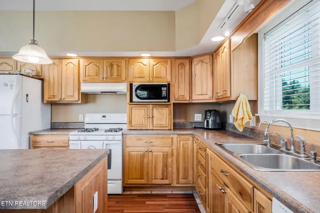 $749,900 | 8725 Sparta Highway, Sparta, TN 38583