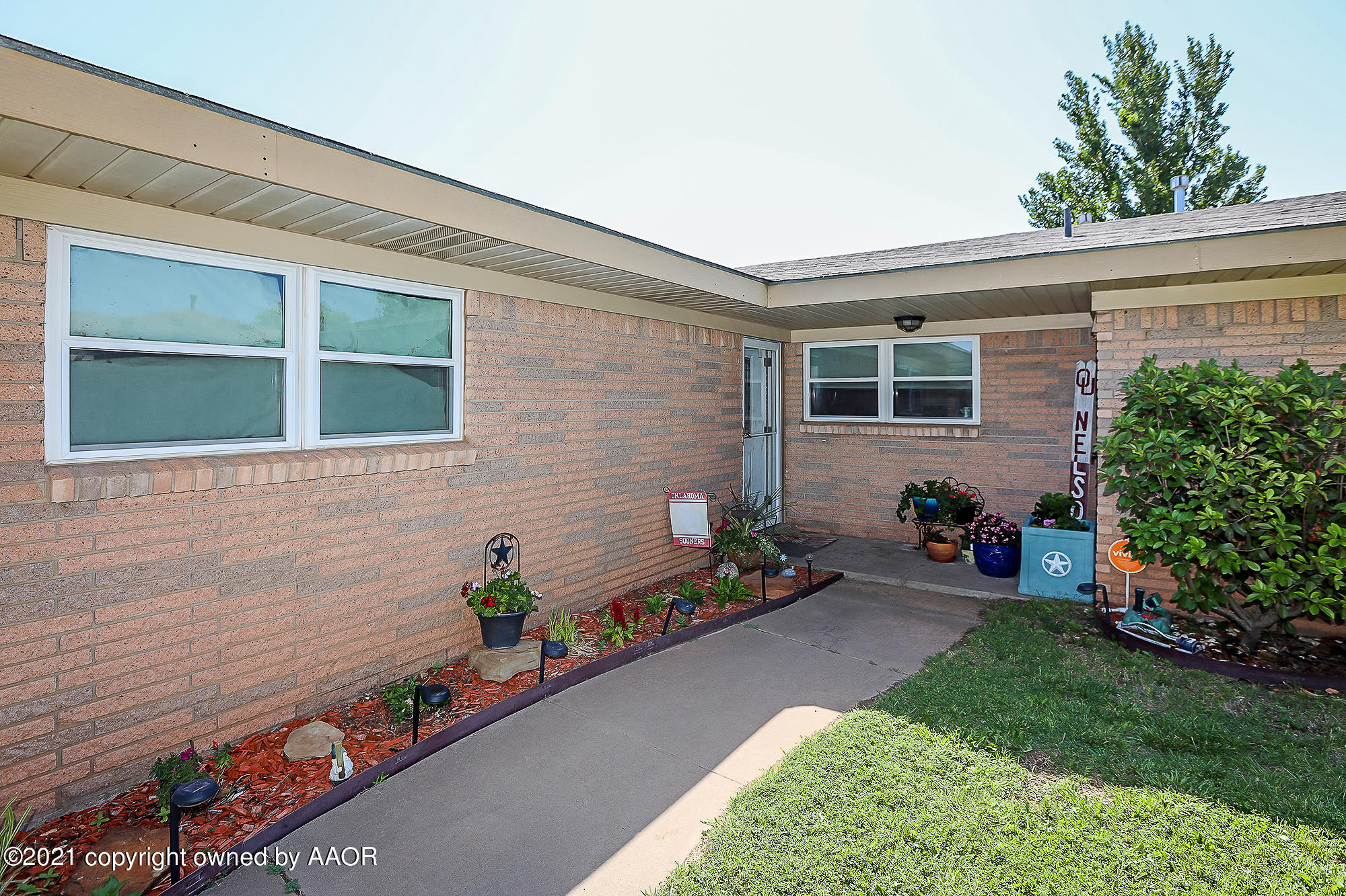 8609 Valleyview Drive Amarillo, TX 79110 - Photo 3 of 31 Front Porch & Landscaping