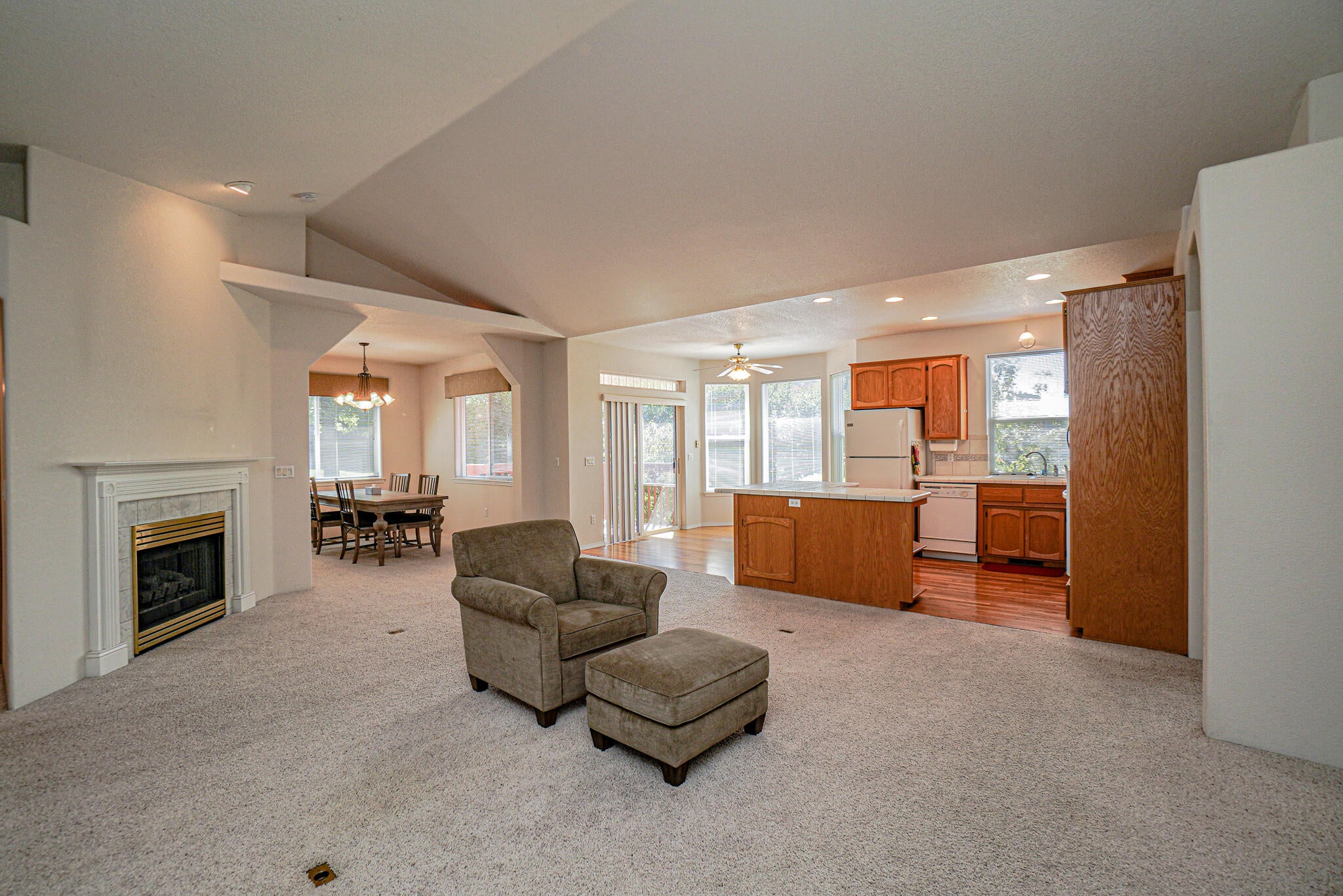 2398 Springbrook Road, Unit 4 Medford, OR 97504 - Photo 4 of 27 living