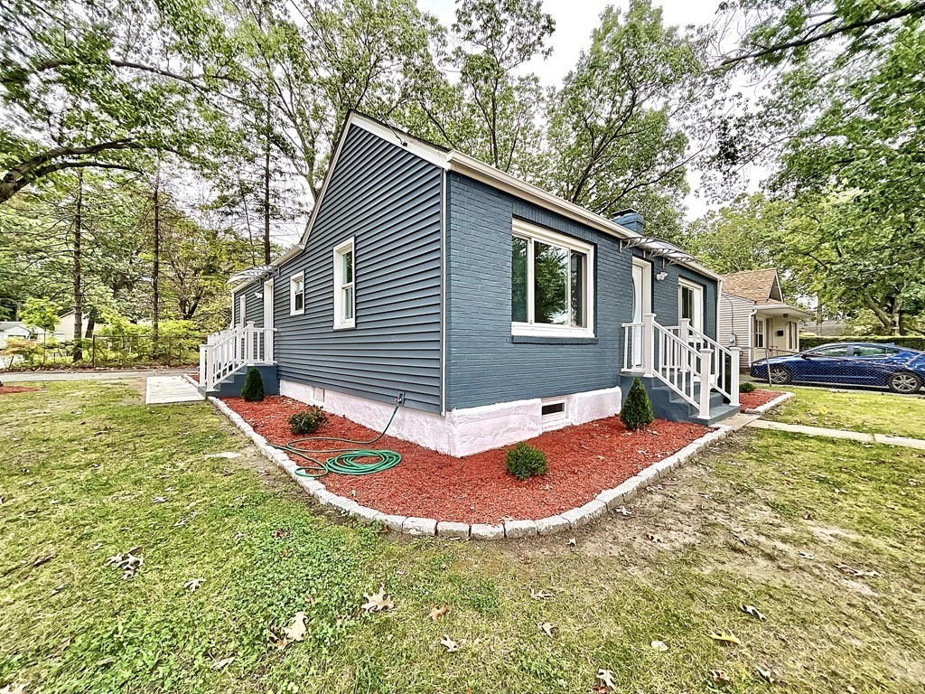 867 Roosevelt Avenue Springfield, MA 01109 - Photo 2 of 25