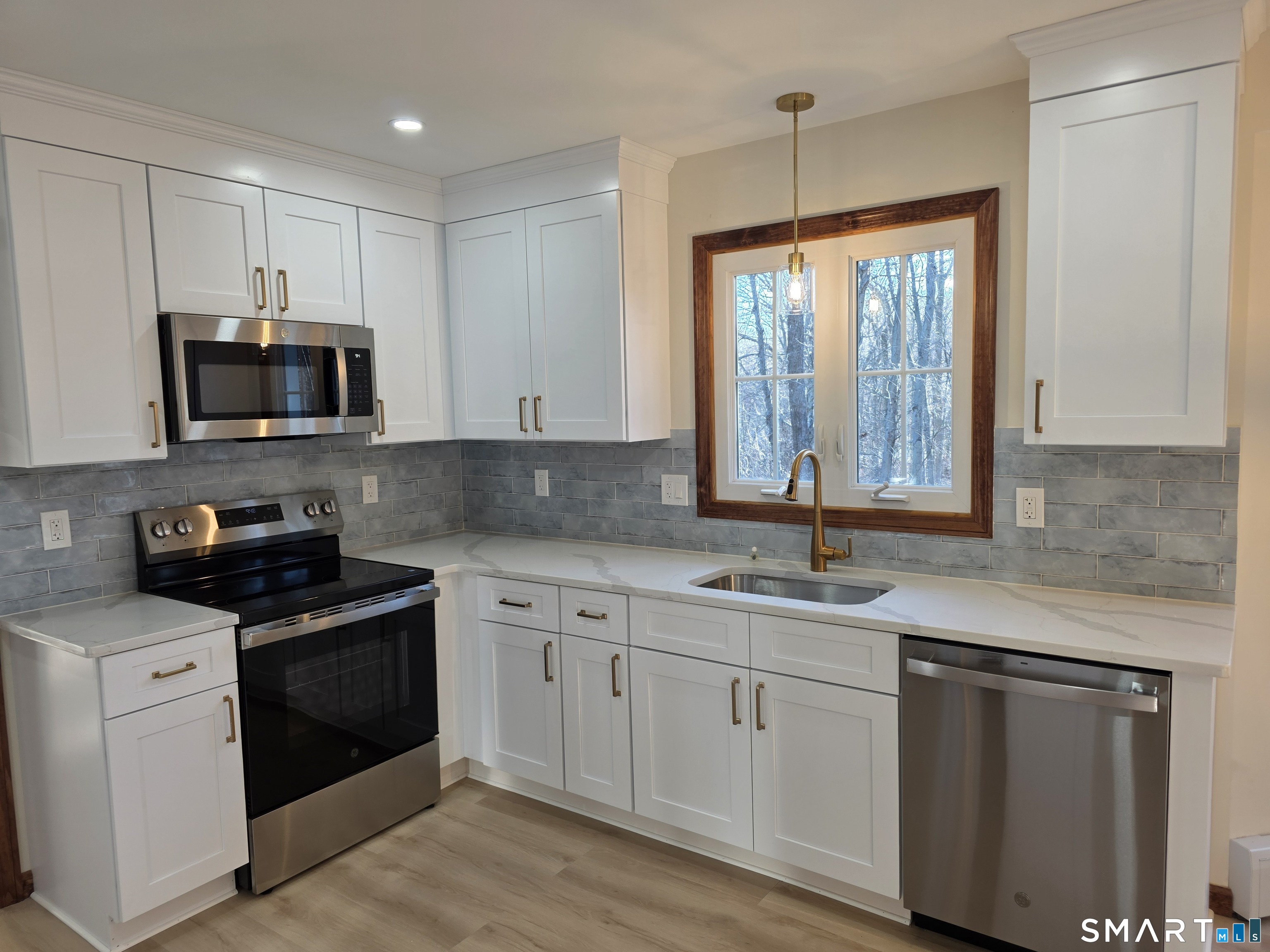 29 Brook Pine Drive Shelton, CT 06484 - Photo 8 of 36