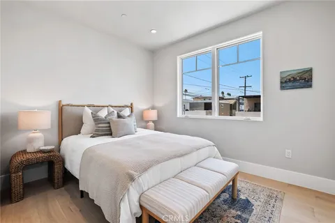 $2,975,000 | 825 West Bay Avenue, Unit B, Newport Beach, CA 92661