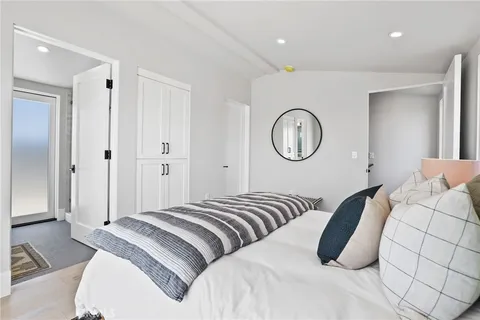 $2,975,000 | 825 West Bay Avenue, Unit B, Newport Beach, CA 92661