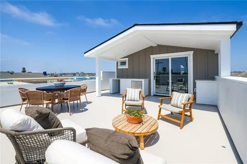 $2,975,000 | 825 West Bay Avenue, Unit B, Newport Beach, CA 92661