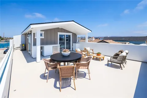 $2,975,000 | 825 West Bay Avenue, Unit B, Newport Beach, CA 92661