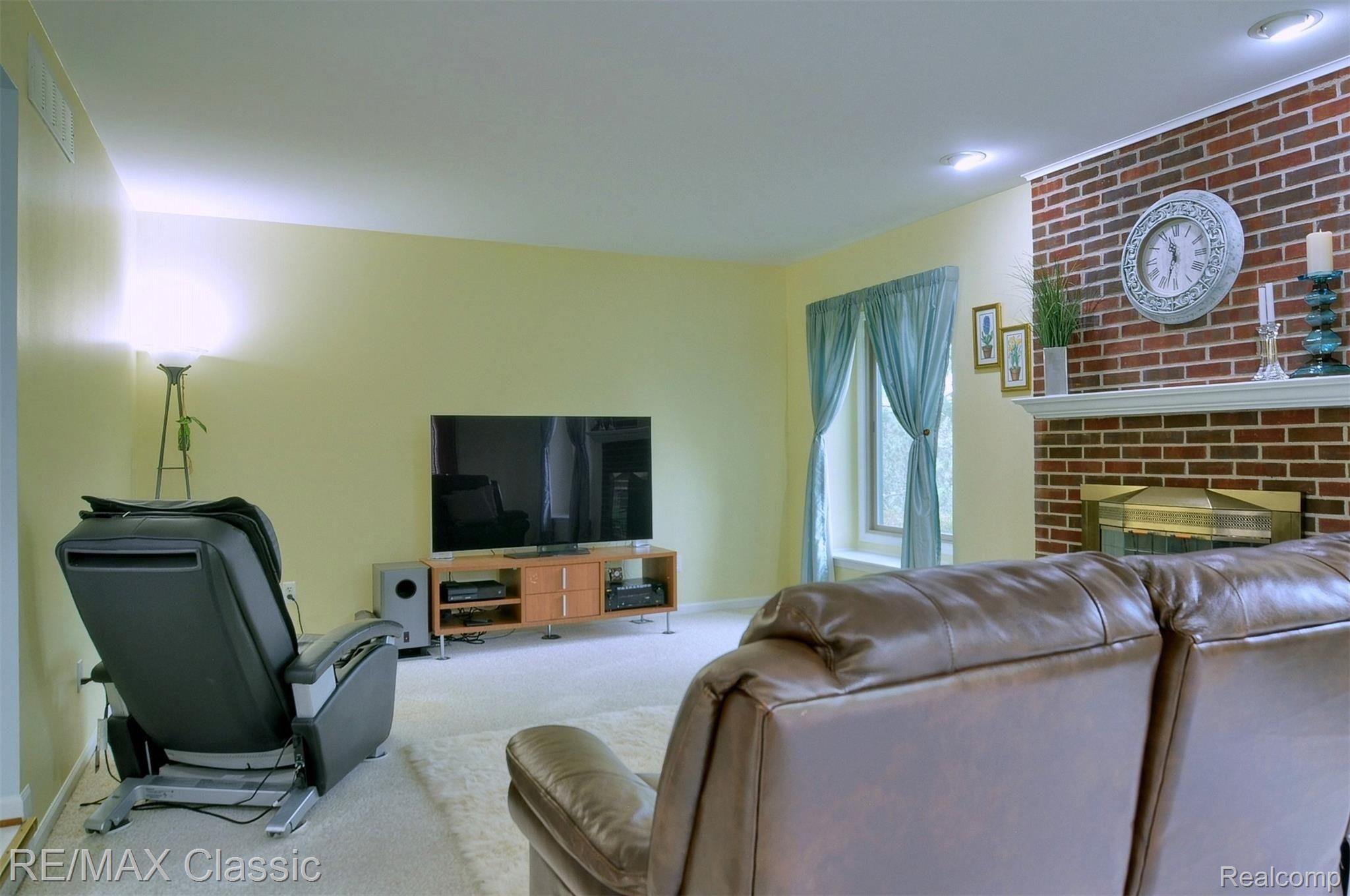44918 Glengarry Road Canton, MI 48188 - Photo 14 of 31 14-Family-Room.jpg