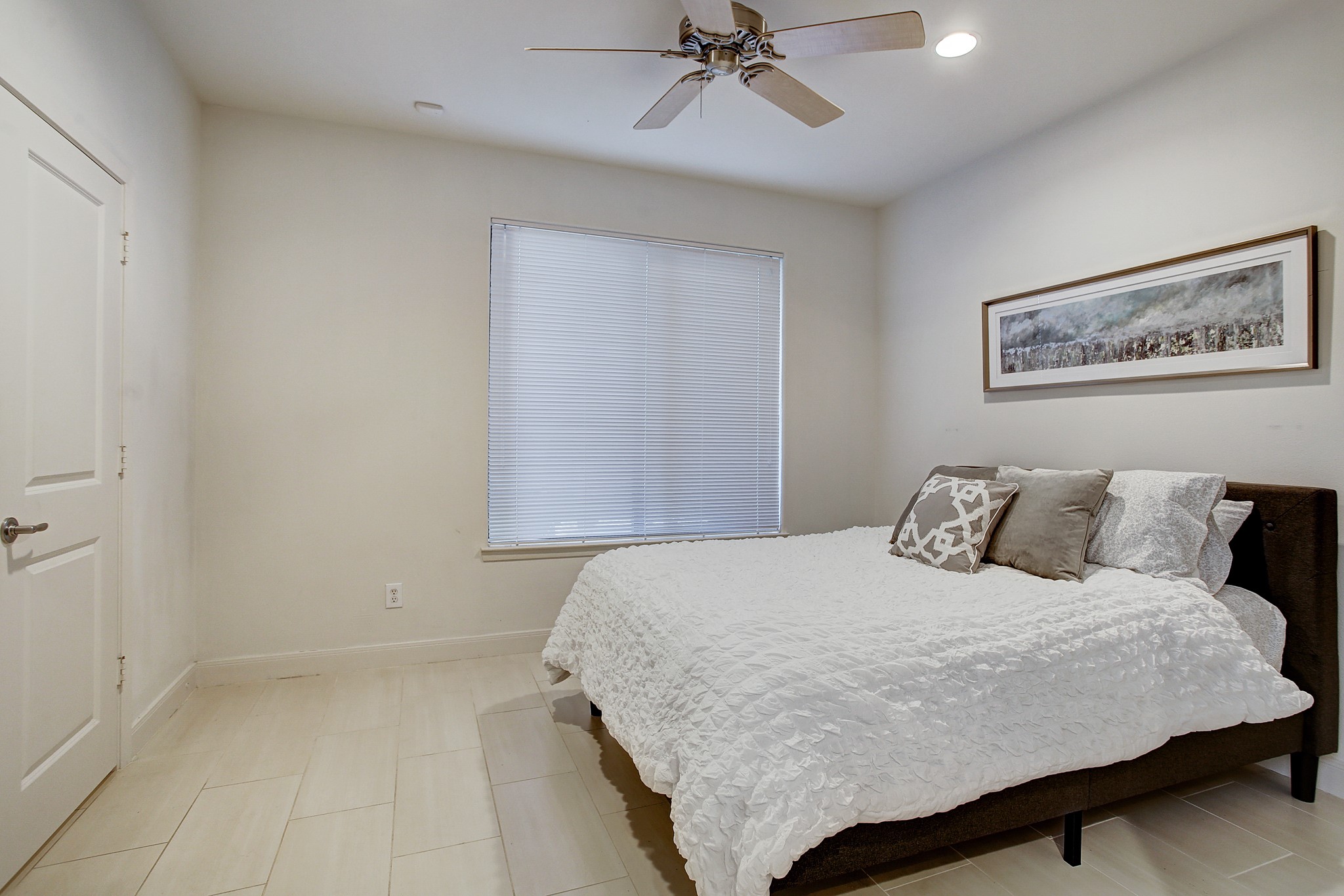 902 Roy Street Houston, TX 77007 - Photo 17 of 47 a bedroom with a bed and painting on the wall
