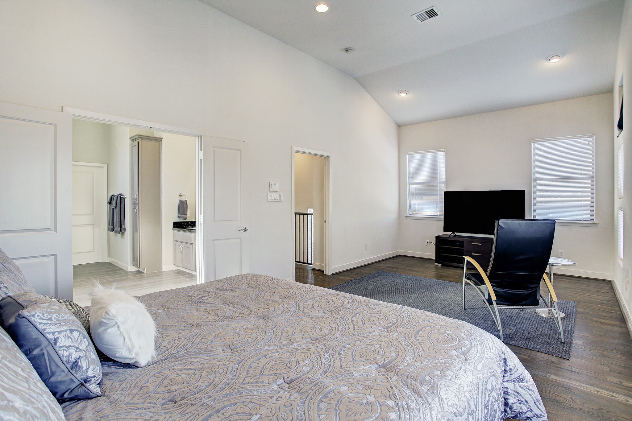 902 Roy Street Houston, TX 77007 - Photo 25 of 47 a bedroom with a bed and chair