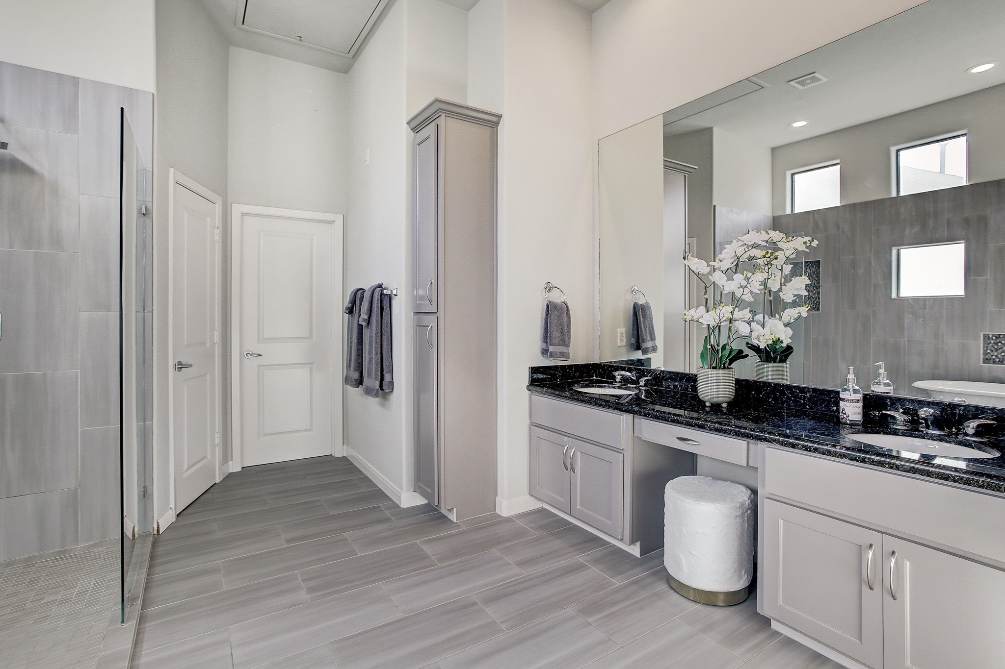 902 Roy Street Houston, TX 77007 - Photo 27 of 47 a kitchen with a sink and refrigerator