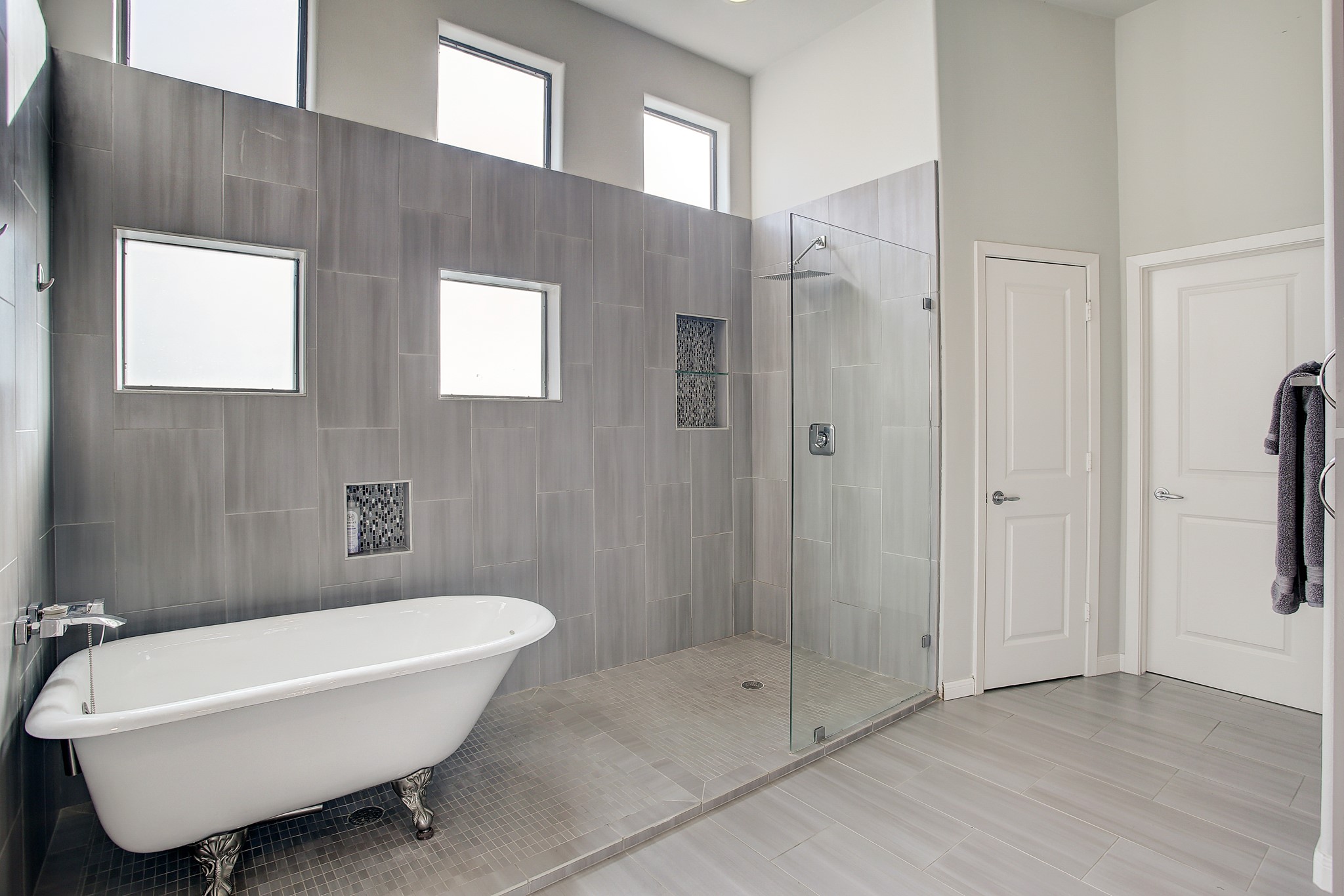 902 Roy Street Houston, TX 77007 - Photo 28 of 47 a bathroom with a bathtub and shower