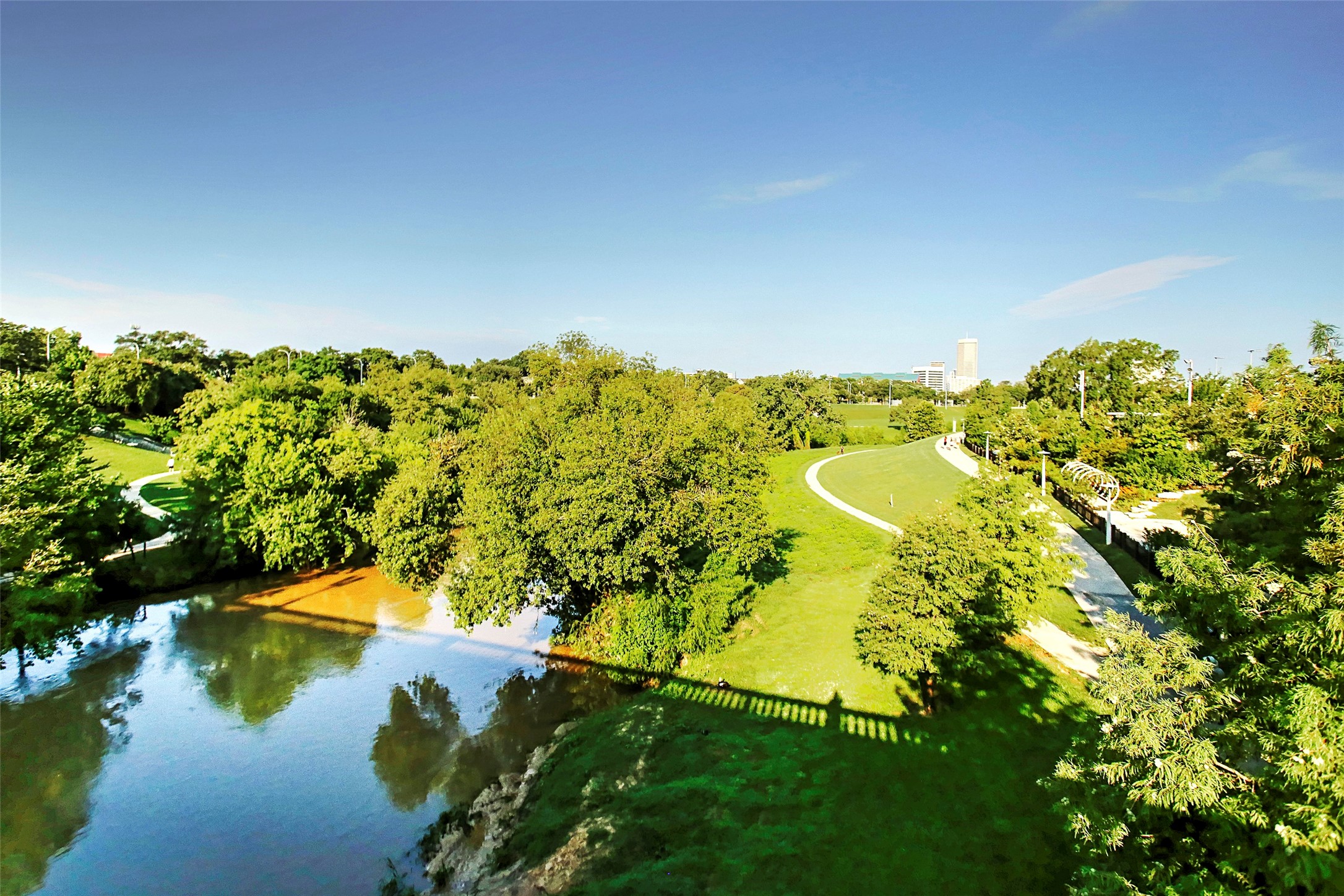 902 Roy Street Houston, TX 77007 - Photo 34 of 47 a view of a lake