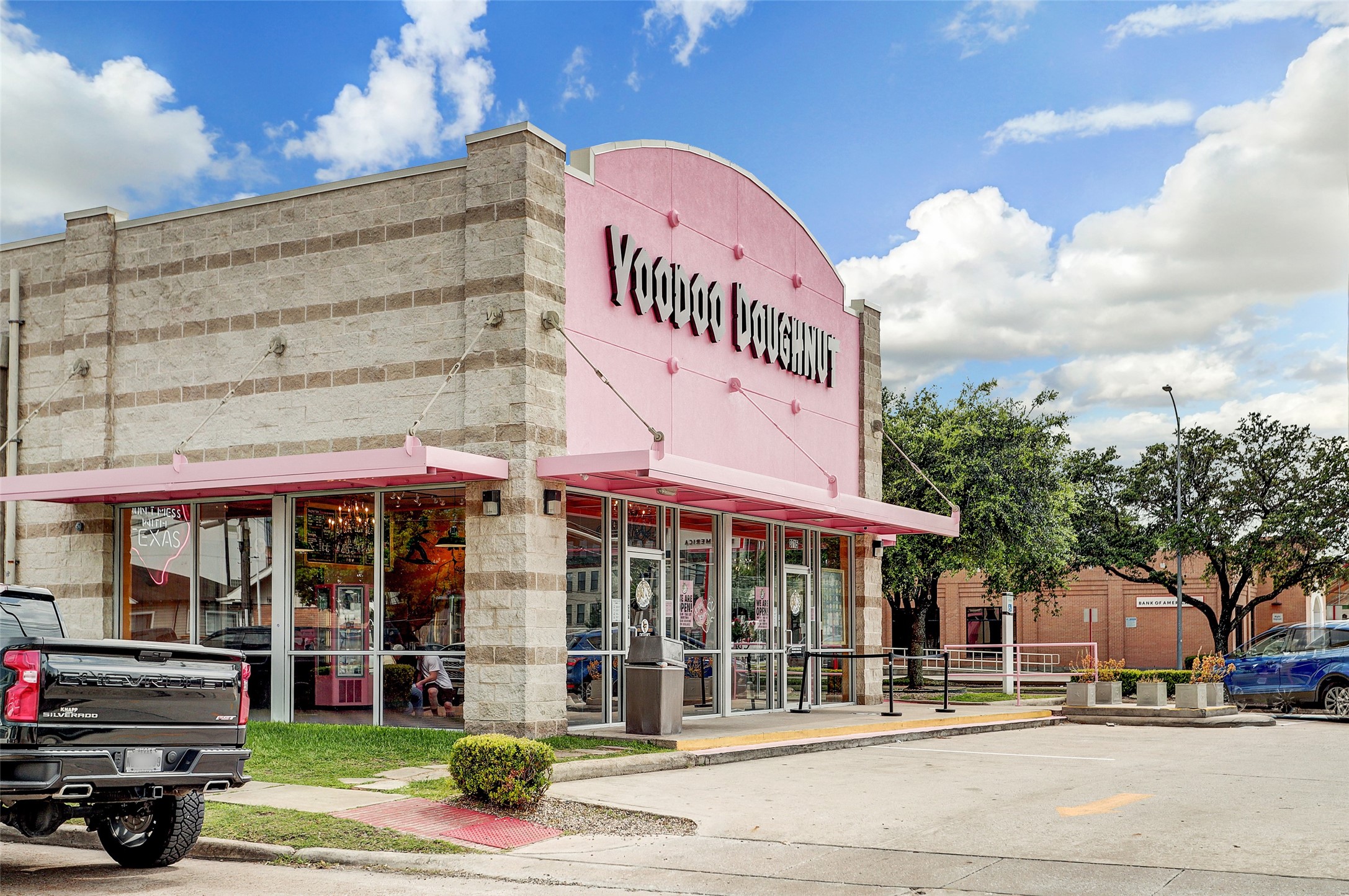 902 Roy Street Houston, TX 77007 - Photo 45 of 47 a view of street with large building