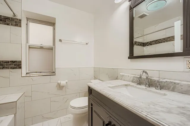 $1,700 | 6327 North Francisco Avenue, Unit 2, Chicago, IL 60659