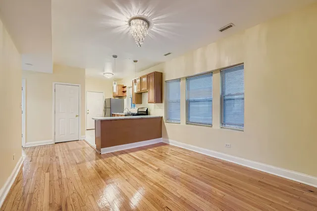 $1,700 | 6327 North Francisco Avenue, Unit 2, Chicago, IL 60659