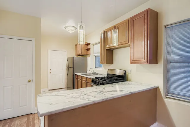 $1,700 | 6327 North Francisco Avenue, Unit 2, Chicago, IL 60659