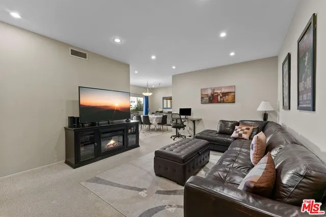 $7,750 | 612 South Barrington Avenue, Unit 317, Los Angeles, CA 90049