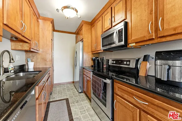 $7,750 | 612 South Barrington Avenue, Unit 317, Los Angeles, CA 90049