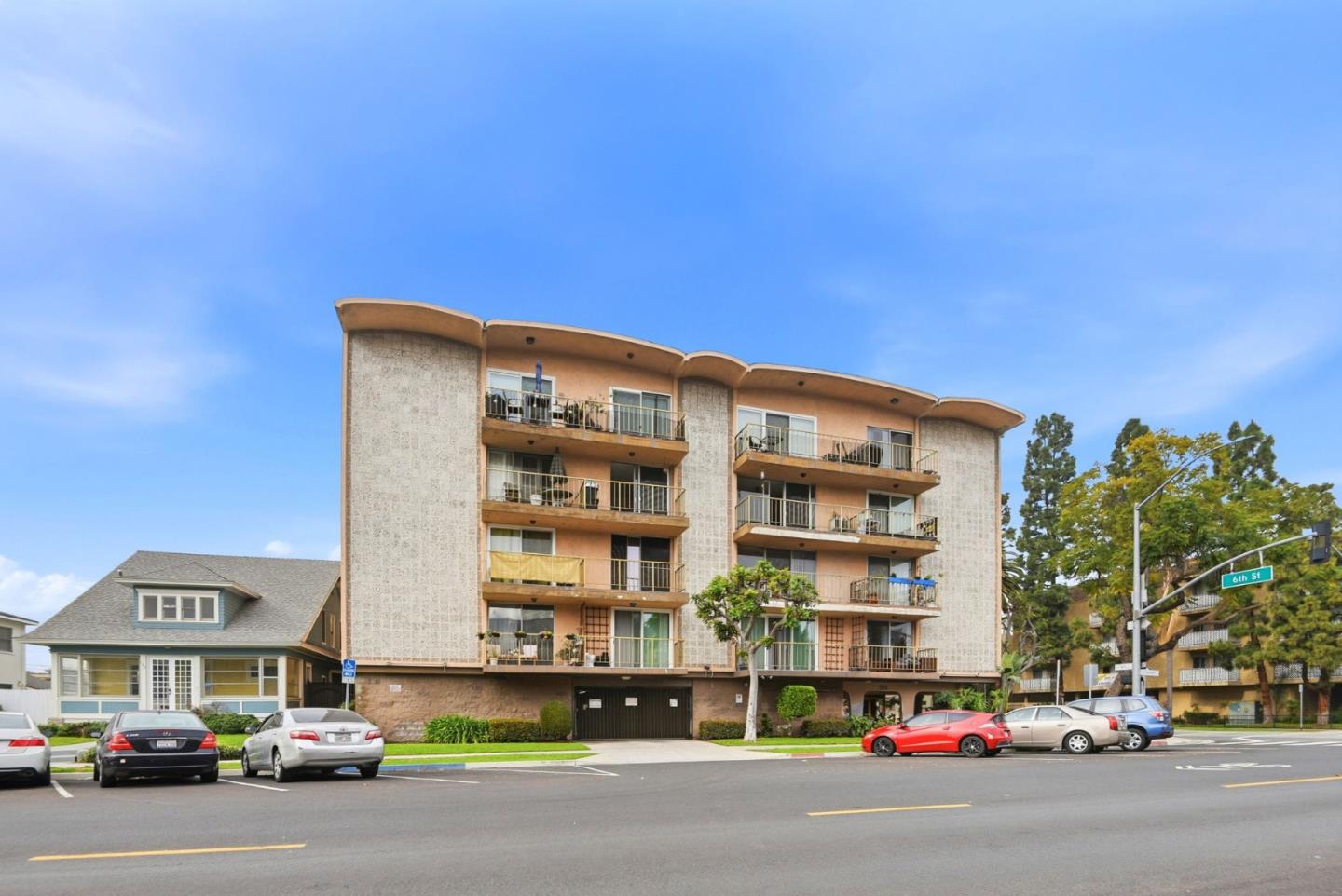 545 Chestnut Avenue, Unit 206 Long Beach, CA 90802 - Photo 2 of 23