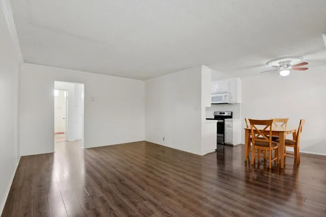 $1,950 | 545 Chestnut Avenue, Unit 206, Long Beach, CA 90802