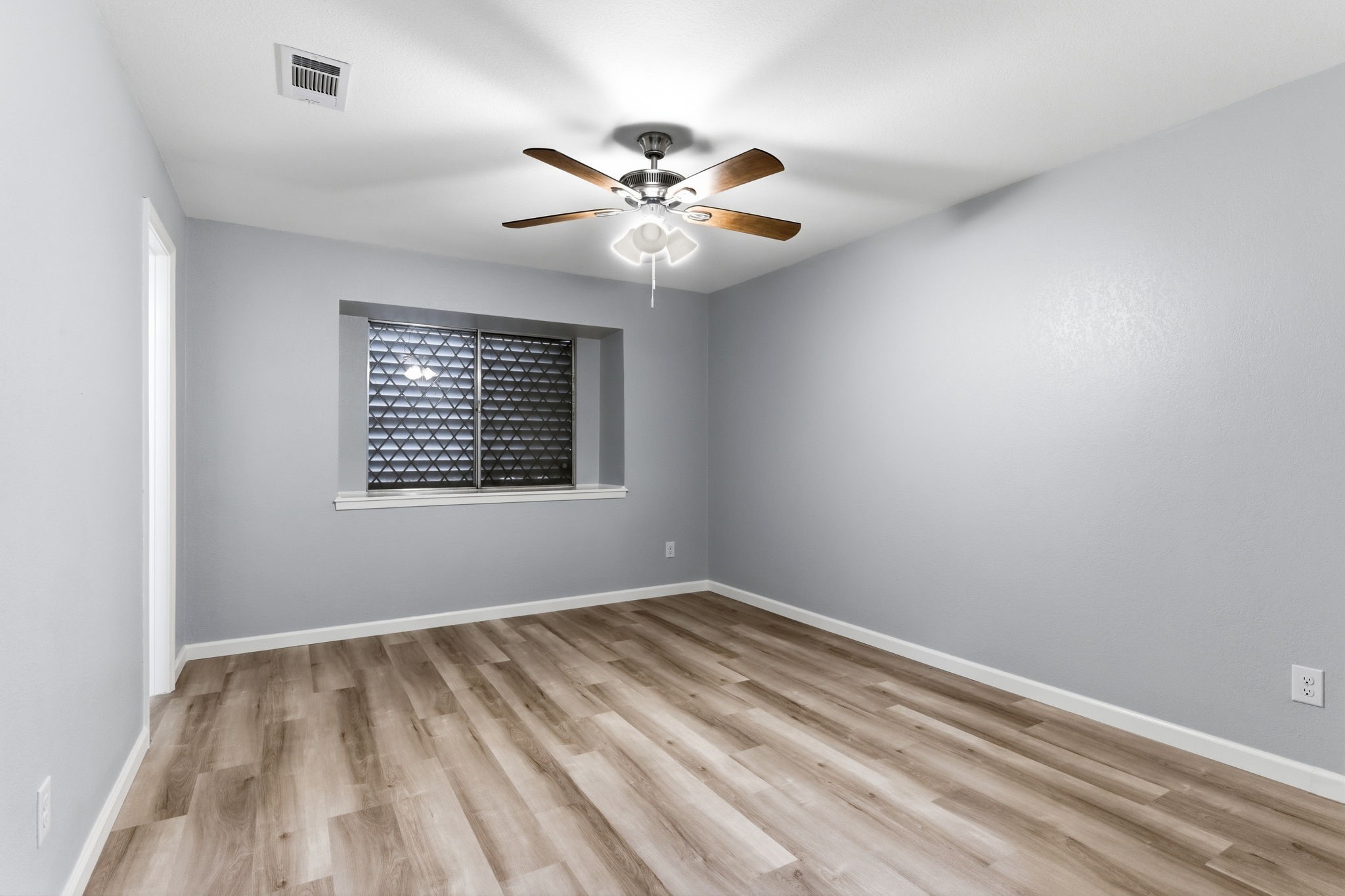 1620 Beachcomber Lane Houston, TX 77062 - Photo 13 of 27 a view of empty room with window