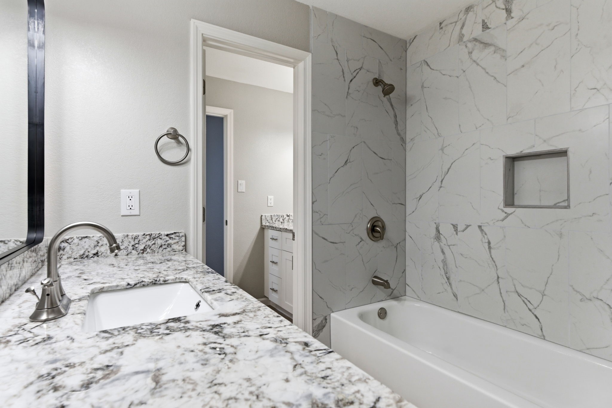 1620 Beachcomber Lane Houston, TX 77062 - Photo 15 of 27 a bathroom with a bathtub sink and mirror