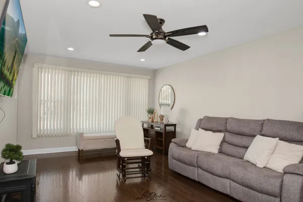 $364,900 | 11046 South Ewing Avenue, Chicago, IL 60617