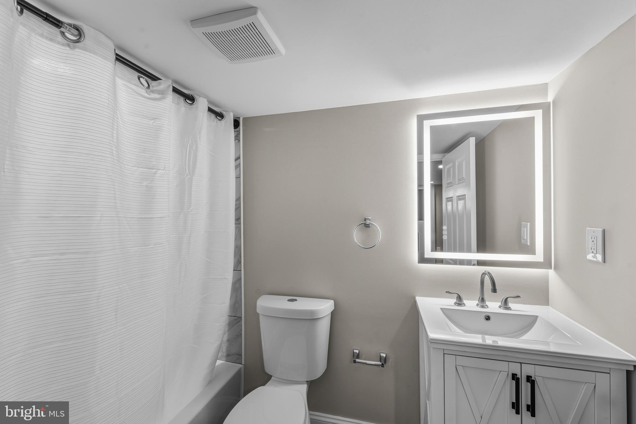 3307 Ravenwood Avenue Baltimore, MD 21213 - Photo 16 of 18 Full Basement Bath!