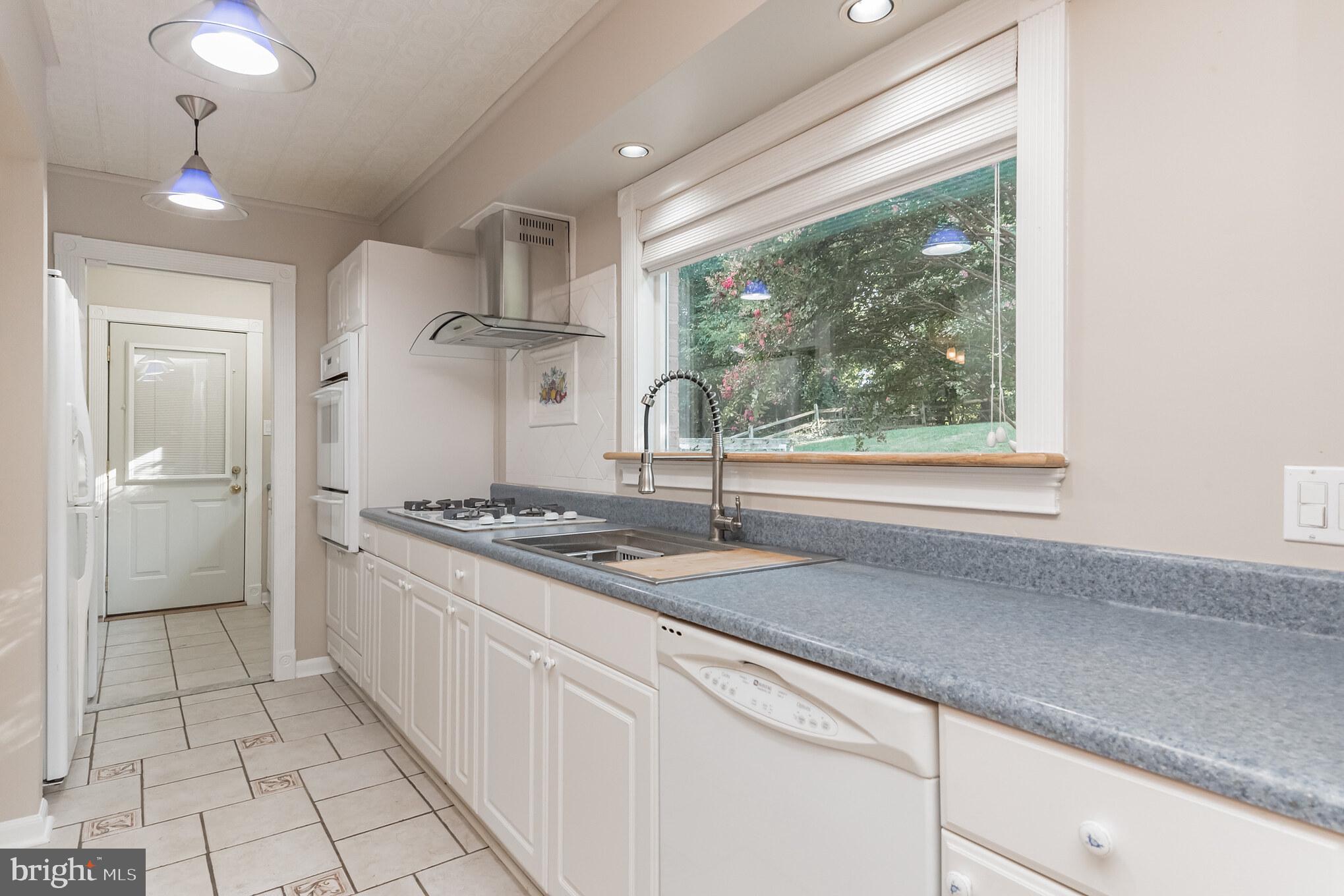 2124 Drury Road Silver Spring, MD 20906 - Photo 4 of 29 Kitchen showing laundry and door to the garage