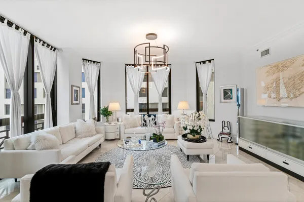 $8,950 | 701 South Olive Avenue, Unit 928, West Palm Beach, FL 33401