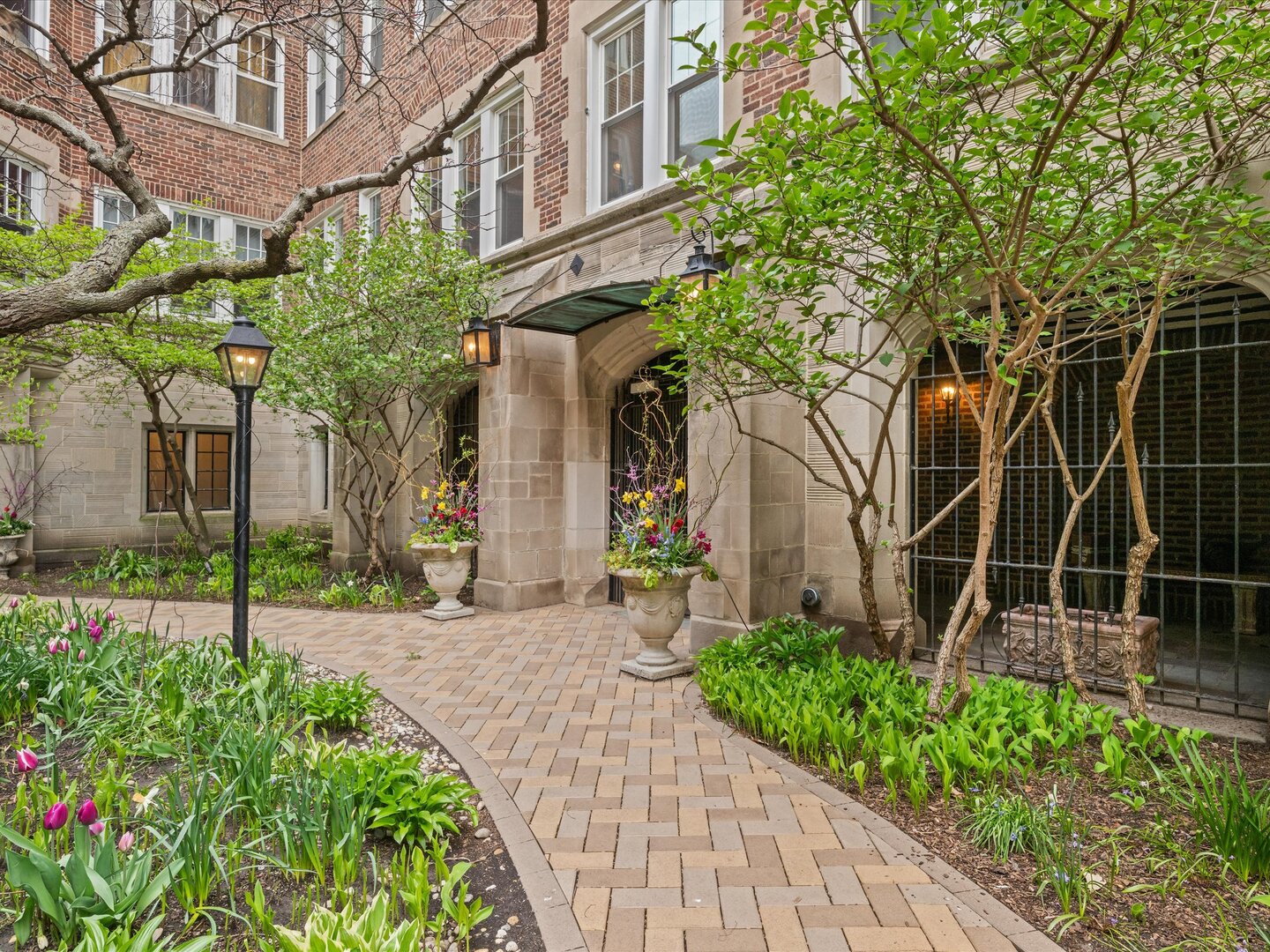 6334 North Sheridan Road, Unit 3F Chicago, IL 60660 - Photo 3 of 34