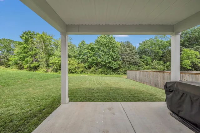 a view of a yard in front of house