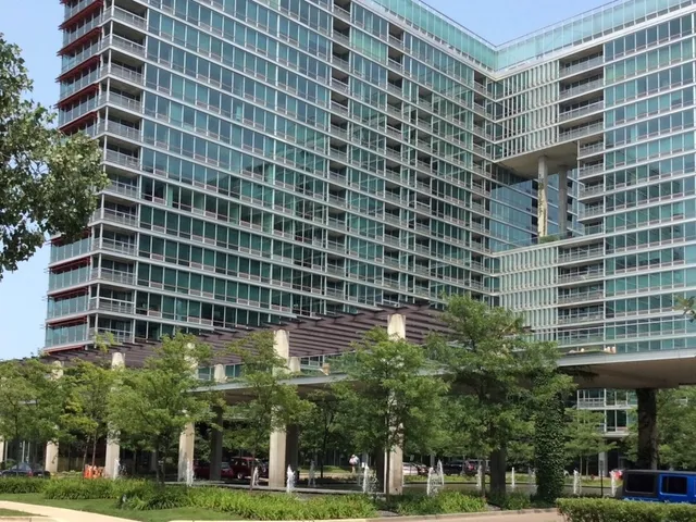 $500,000 | 9715 Woods Drive, Skokie, IL 60077