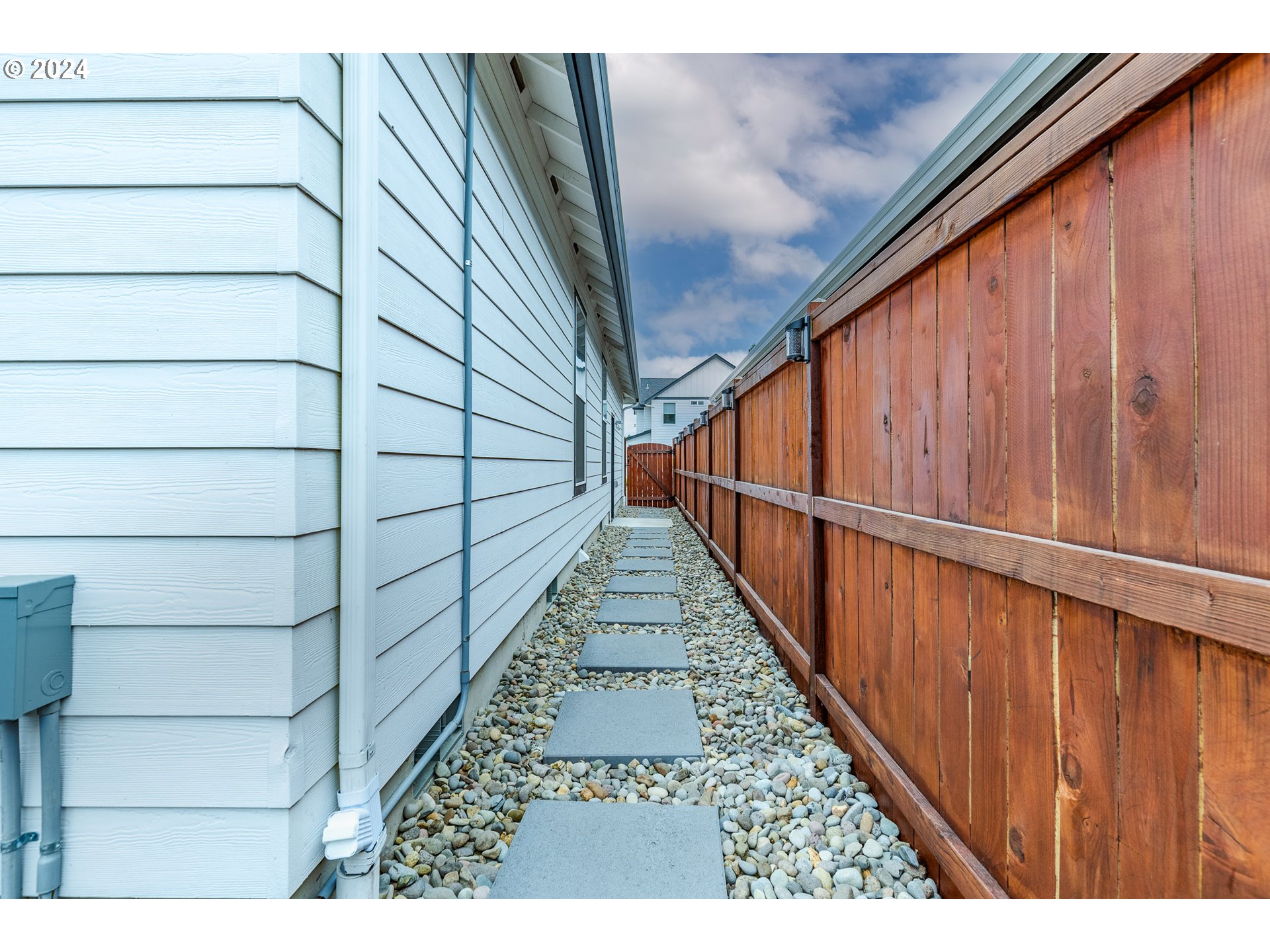 1044 West Olympic Street Springfield, OR 97477 - Photo 36 of 37 a view of entryway