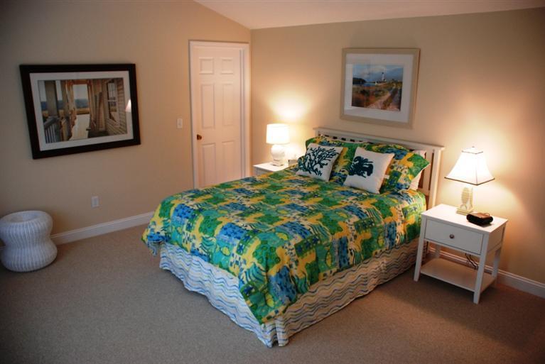38 Bailey's Path Chatham, MA 02633 - Photo 17 of 20 a bedroom with a bed and lamp