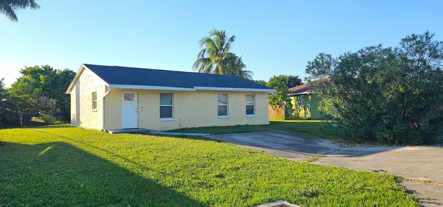 $1,800 | 323 Seminole Court, Pahokee, FL 33476
