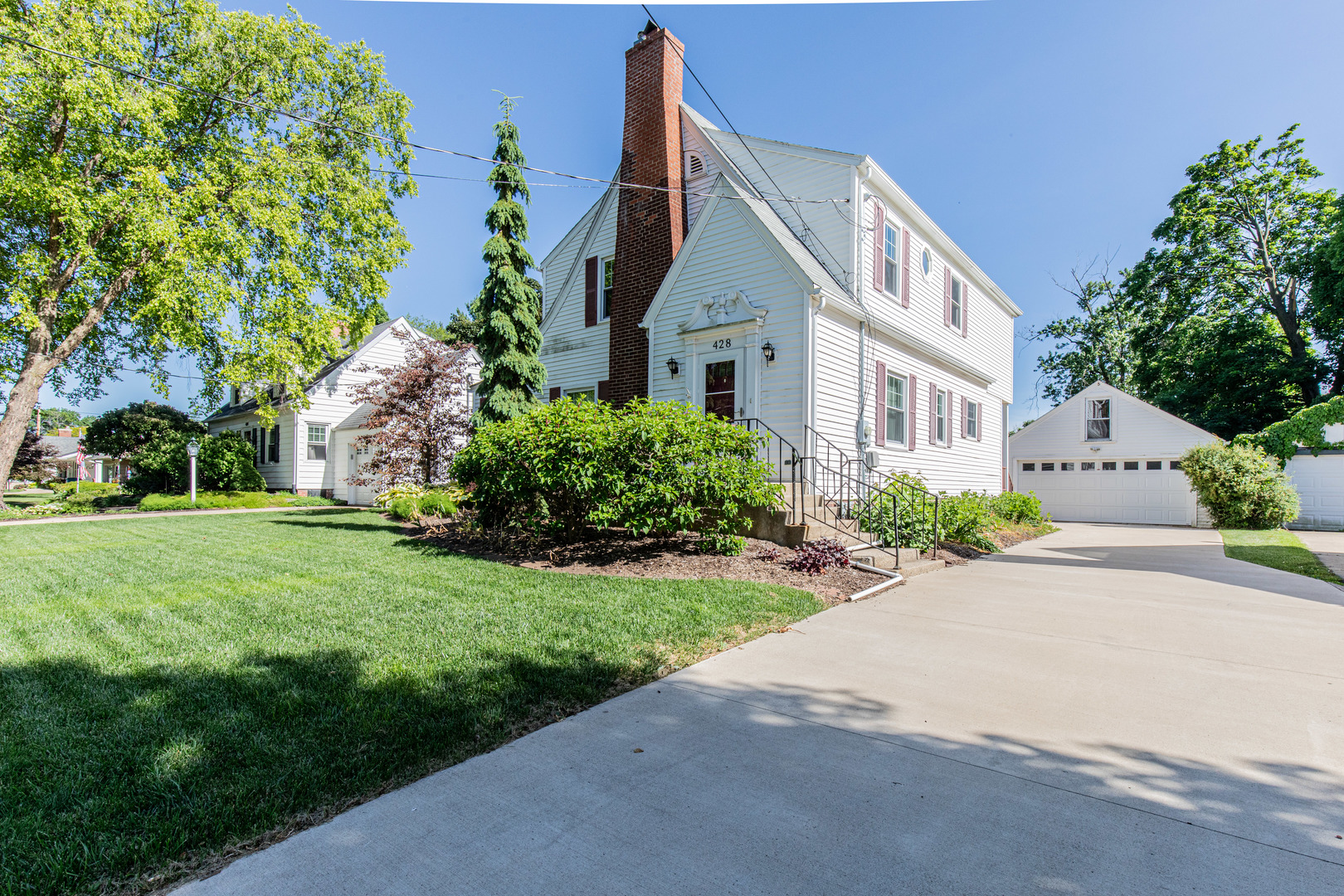 428 East Thompson Street Princeton, IL 61356 - Photo 1 of 32 a front view of a house with a yard