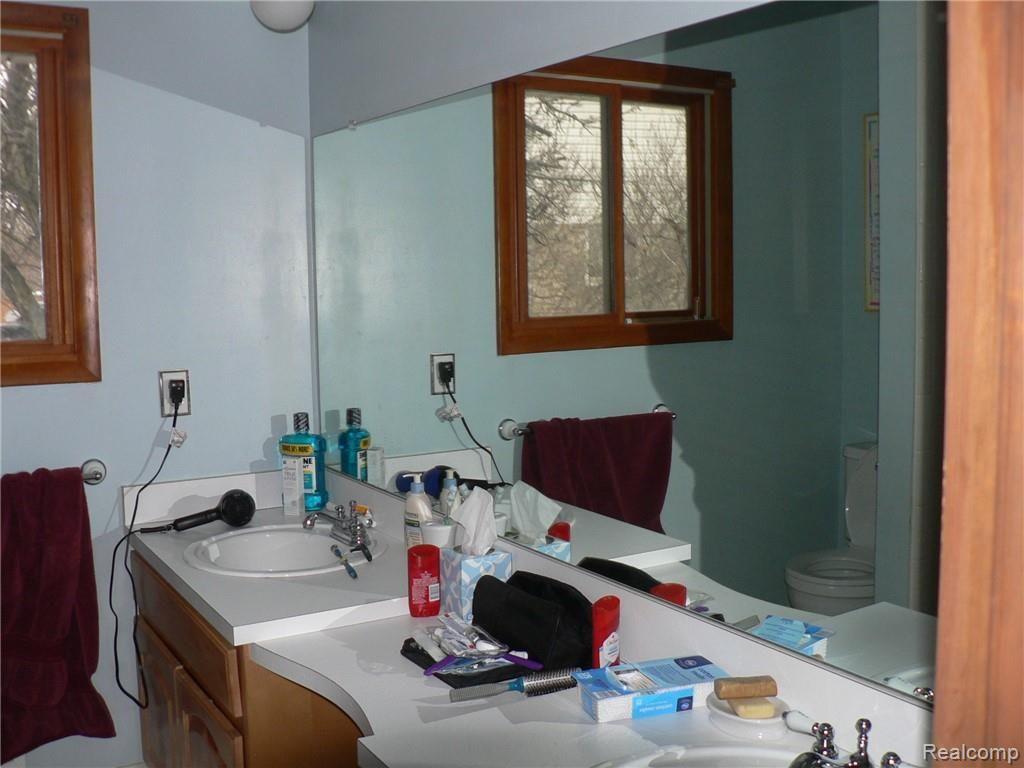 1035 Milverton Road Troy, MI 48083 - Photo 11 of 31 DOUBLE VANITY