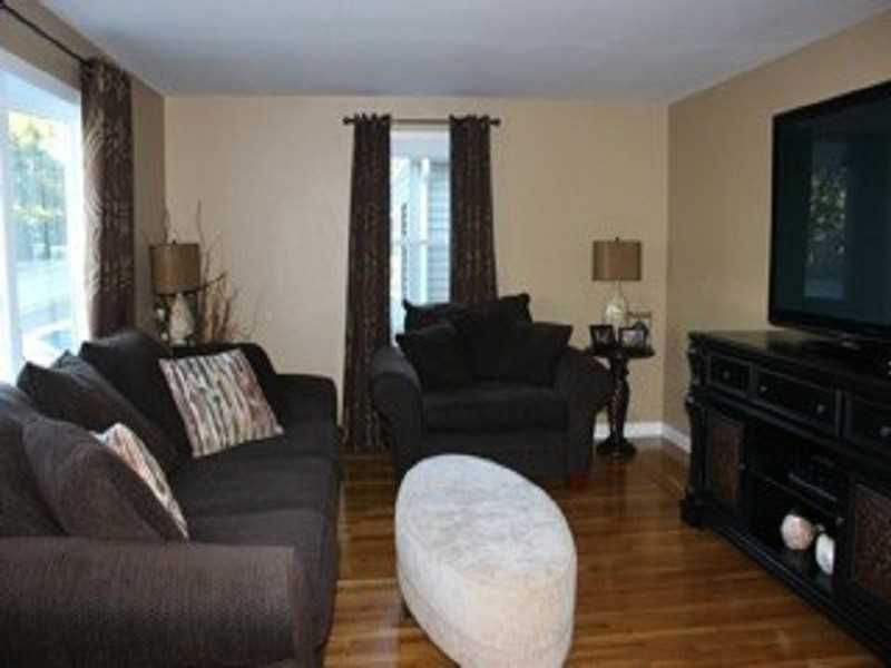 272 Old County Road Smithfield, RI 02917 - Photo 7 of 24 Living Room.