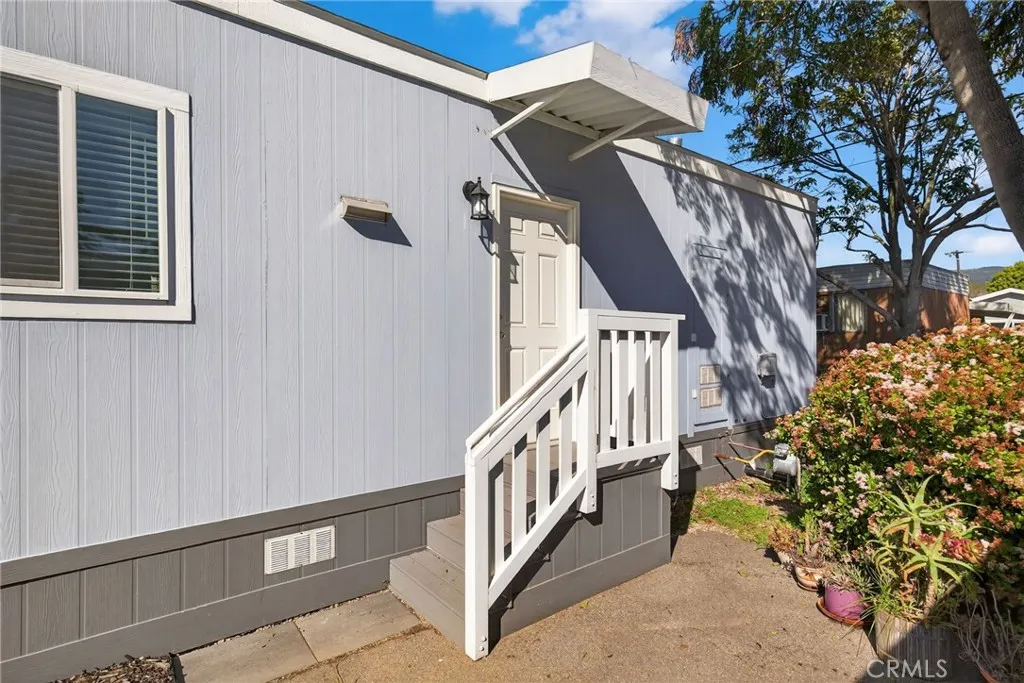 520 Pine Goleta Ca, Unit 55 Goleta, CA 93117 - Photo 5 of 25 a view of an entryway