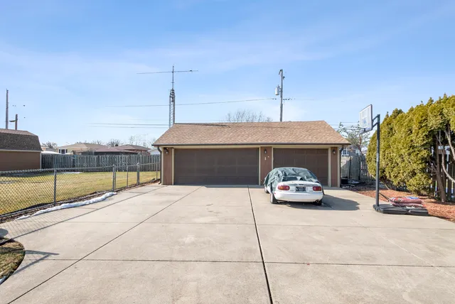 $315,000 | 13748 Le Claire Avenue, Crestwood, IL 60418