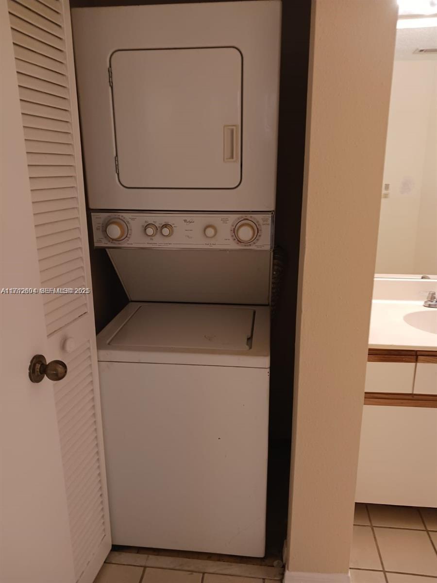 Palm Aire Pompano Beach, FL 33069 - Photo 9 of 11 a utility room with dryer and washer